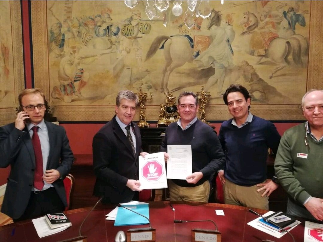 Eligio Taboada y representantes de Stop Sucesiones con representantes del Grupo Popular en el Senado en 2019
